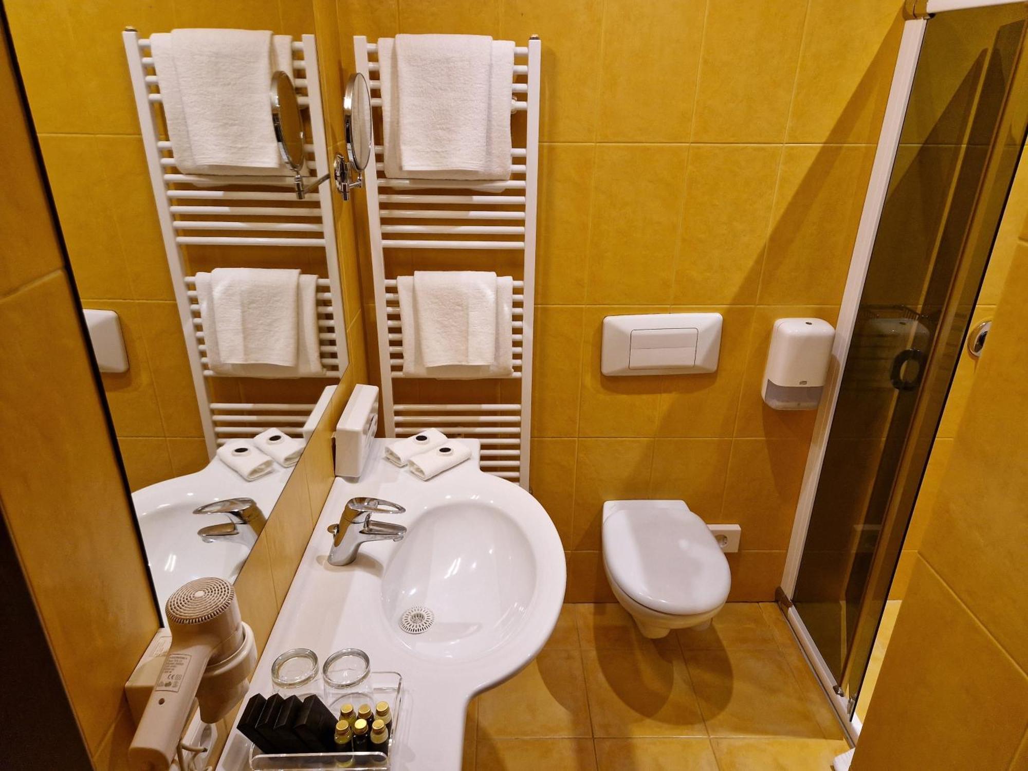 Hotel Sfinksas Каунас Экстерьер фото