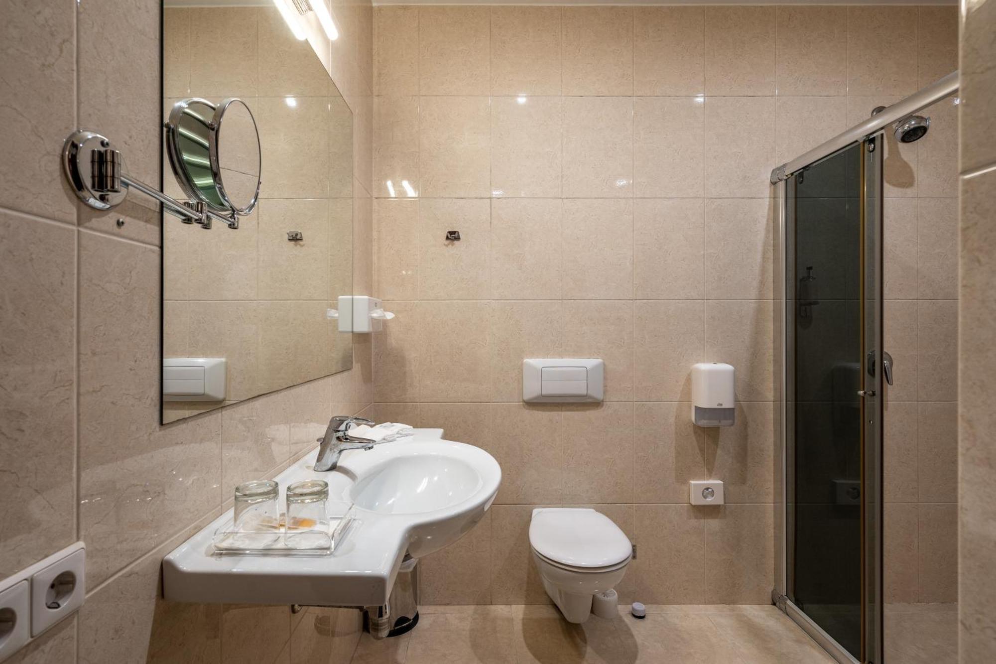 Hotel Sfinksas Каунас Экстерьер фото