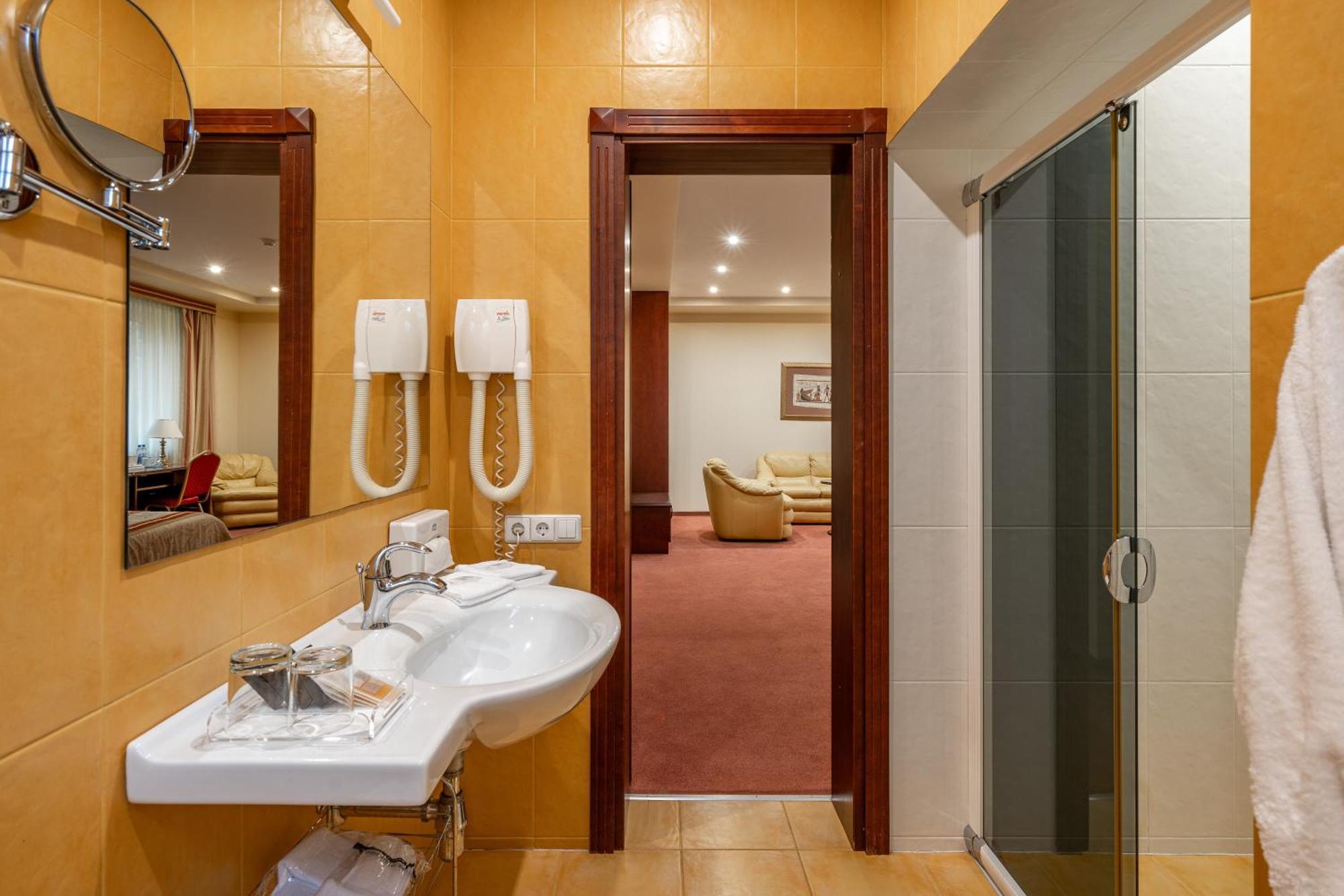 Hotel Sfinksas Каунас Экстерьер фото